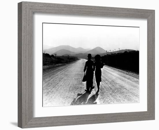 Modern Times, Charlie Chaplin, Paulette Goddard, 1936-null-Framed Photo