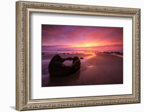 moeraki-1-Lincoln Harrison-Framed Photo