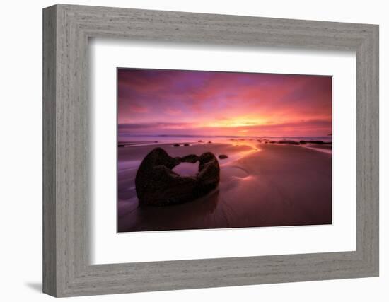 moeraki-1-Lincoln Harrison-Framed Photo