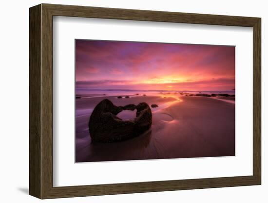 moeraki-1-Lincoln Harrison-Framed Photo