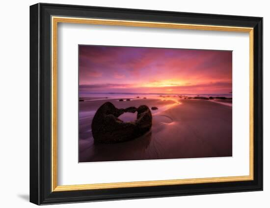 moeraki-1-Lincoln Harrison-Framed Photo