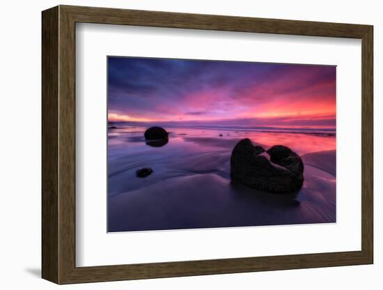 moeraki-2-Lincoln Harrison-Framed Photo