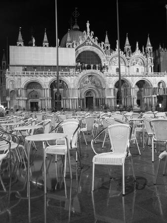 10x8 Print Fine Art Black /& White Venice Photography of Little Girl in Piazza San Marco With Pigeons Curly Top in San Marco