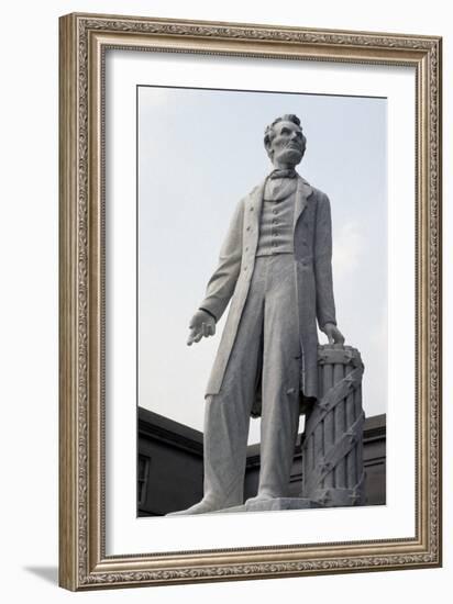 Monument to US President Abraham Lincoln-null-Framed Giclee Print