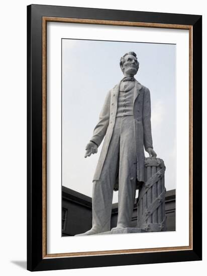 Monument to US President Abraham Lincoln-null-Framed Giclee Print