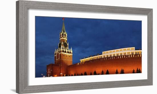 Moscow, Panorama, Kremlin, Erlšserturm (Saviour's Tower), Illuminated, in the Evening-Catharina Lux-Framed Photographic Print