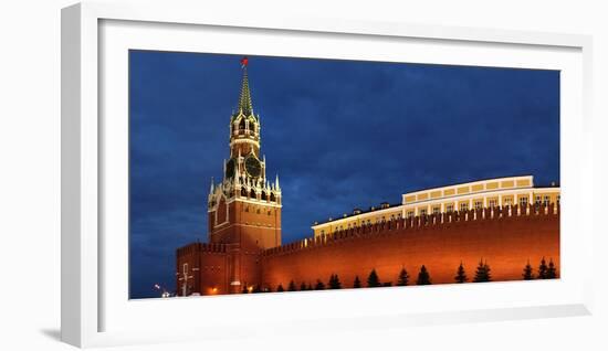 Moscow, Panorama, Kremlin, Erlšserturm (Saviour's Tower), Illuminated, in the Evening-Catharina Lux-Framed Photographic Print