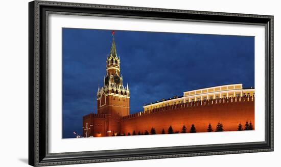 Moscow, Panorama, Kremlin, Erlšserturm (Saviour's Tower), Illuminated, in the Evening-Catharina Lux-Framed Photographic Print