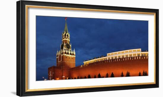 Moscow, Panorama, Kremlin, Erlšserturm (Saviour's Tower), Illuminated, in the Evening-Catharina Lux-Framed Photographic Print