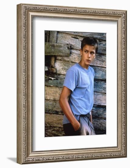 MOSQUITO COAST, 1986 directed by PETER WEIR River Phoenix (photo)-null-Framed Photo