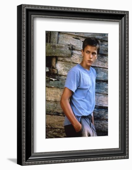 MOSQUITO COAST, 1986 directed by PETER WEIR River Phoenix (photo)-null-Framed Photo