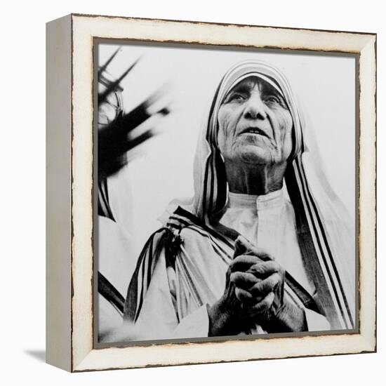 Mother Teresa of Calcutta Prays During a Religious Service-null-Framed Premier Image Canvas