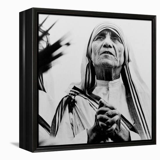 Mother Teresa of Calcutta Prays During a Religious Service-null-Framed Premier Image Canvas