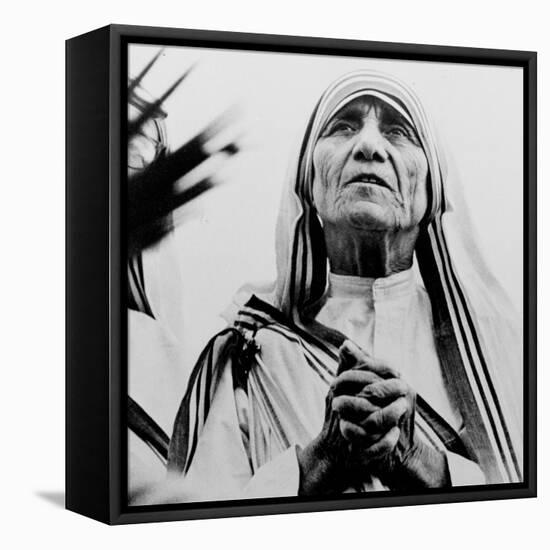 Mother Teresa of Calcutta Prays During a Religious Service-null-Framed Premier Image Canvas