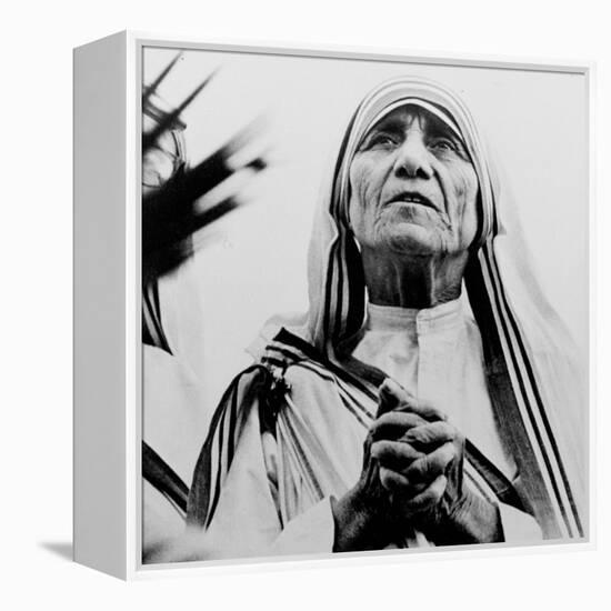 Mother Teresa of Calcutta Prays During a Religious Service-null-Framed Premier Image Canvas