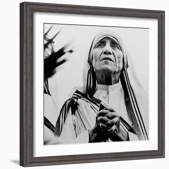 Mother Teresa of Calcutta Prays During a Religious Service-null-Framed Photographic Print