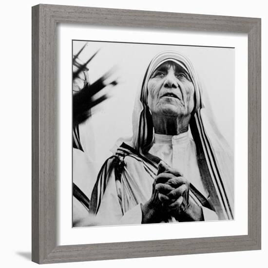 Mother Teresa of Calcutta Prays During a Religious Service-null-Framed Photographic Print