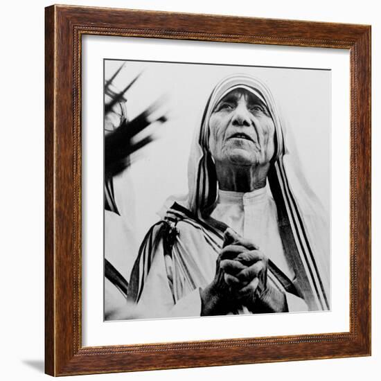 Mother Teresa of Calcutta Prays During a Religious Service-null-Framed Photographic Print