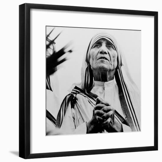 Mother Teresa of Calcutta Prays During a Religious Service-null-Framed Photographic Print