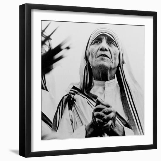 Mother Teresa of Calcutta Prays During a Religious Service-null-Framed Photographic Print