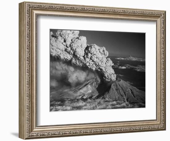 Mt. St. Helens Erupting-Bettmann-Framed Photographic Print