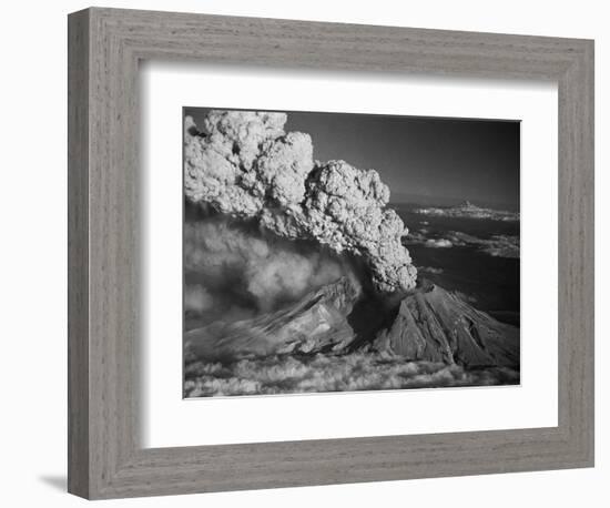 Mt. St. Helens Erupting-Bettmann-Framed Photographic Print