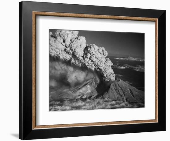 Mt. St. Helens Erupting-Bettmann-Framed Photographic Print