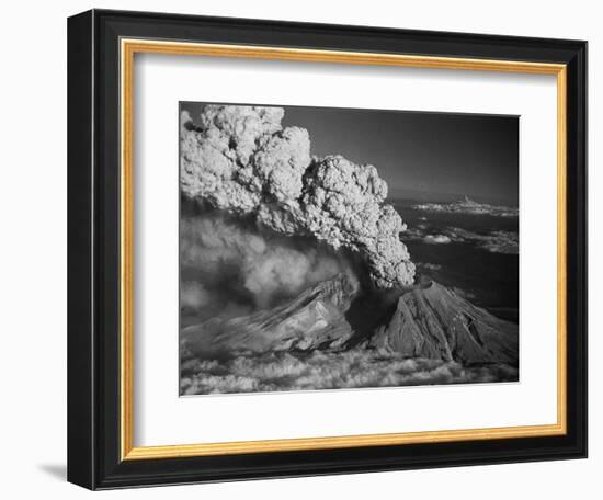 Mt. St. Helens Erupting-Bettmann-Framed Photographic Print