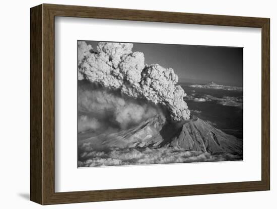 Mt. St. Helens Erupting-Bettmann-Framed Photographic Print