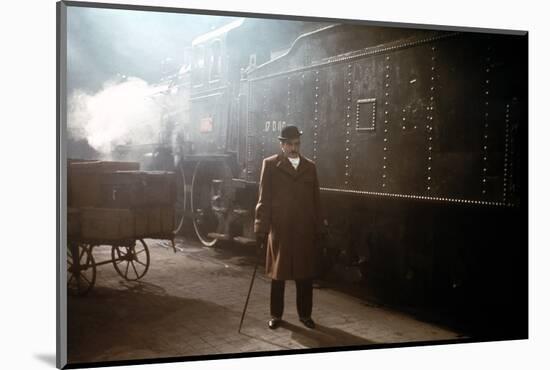 MURDER ON THE ORIENT EXPRESS, 1974 directed by SIDNEY LUMET Albert Finney (photo)-null-Mounted Photo