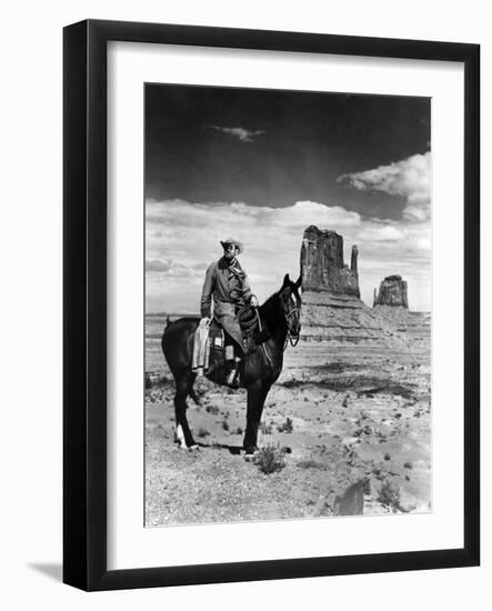 MY DARLING CLEMENTINE, 1946 directed by JOHN FORD Heny Fonda (b/w photo)-null-Framed Photo