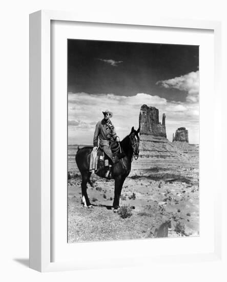 MY DARLING CLEMENTINE, 1946 directed by JOHN FORD Heny Fonda (b/w photo)-null-Framed Photo