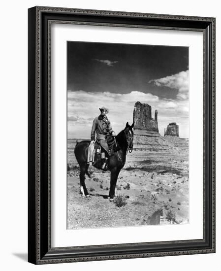 MY DARLING CLEMENTINE, 1946 directed by JOHN FORD Heny Fonda (b/w photo)-null-Framed Photo