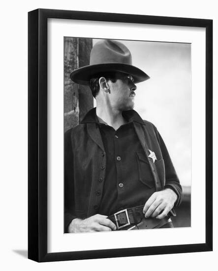 MY DARLING CLEMENTINE, 1946 directed by JOHN FORD Heny Fonda (b/w photo)-null-Framed Photo