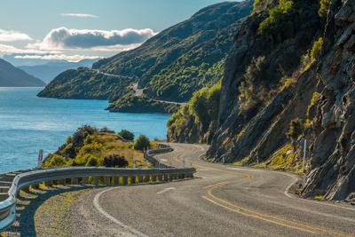 https://imgc.artprintimages.com/img/print/naruedom-yaempongsa-road-along-lake-wakatipu-queenstown-new-zealand_u-l-q1a2g7s0.jpg?artHeight=550&artPerspective=n&artWidth=550&background=fbfbfb