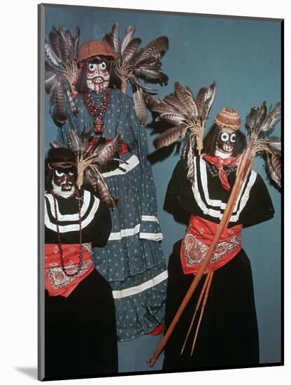 Native American Deguero funerary effigies-Unknown-Mounted Giclee Print