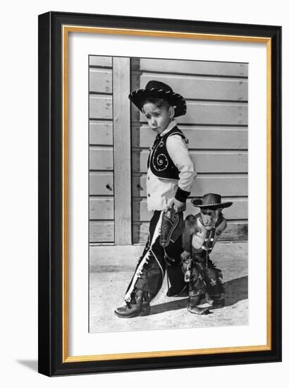 Neg:64518Pl Un Jeune Cow Boy Et Le Singe Savant Au Far West Le 27 Septembre 1960-null-Framed Photo