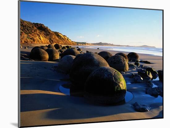 Neuseeland, Sv¼dinsel, Moeraki Boulders, Strand, Steine, Morgenlicht, New Zealand-Thonig-Mounted Photographic Print