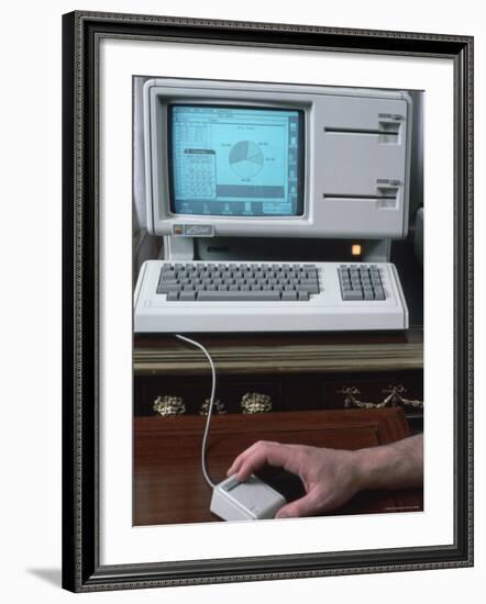 New Apple Lisa Computer During Press Preview-Ted Thai-Framed Photographic Print