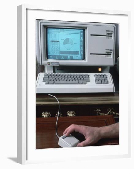 New Apple Lisa Computer During Press Preview-Ted Thai-Framed Photographic Print