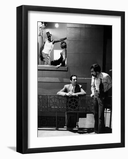 NEW-YORK NEW-YORK, 1980 directed by MARTIN SCORSESE On the set, Robert by Niro and his director Mar-null-Framed Photo