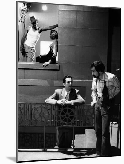 NEW-YORK NEW-YORK, 1980 directed by MARTIN SCORSESE On the set, Robert by Niro and his director Mar-null-Mounted Photo