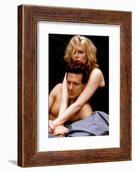 NINE 1/2 WEEKS, 1986 directed by ADRIAN LYNE Kim Basinger and Mickey Rourke (photo)-null-Framed Photo