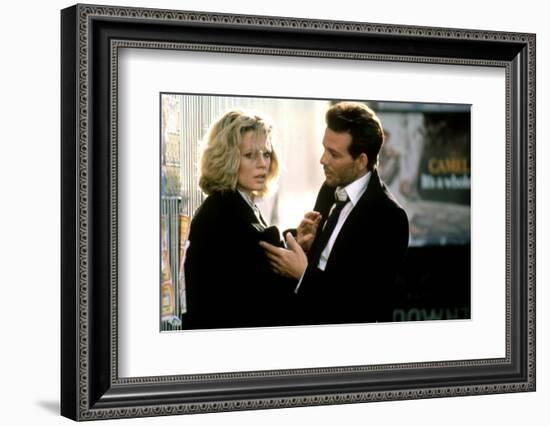 NINE 1/2 WEEKS, 1986 directed by ADRIAN LYNE Kim Basinger and Mickey Rourke (photo)-null-Framed Photo