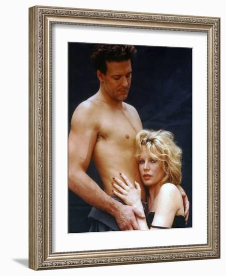 NINE 1/2 WEEKS, 1986 directed by ADRIAN LYNE Mickey Rourke and Kim Basinger (photo)-null-Framed Photo