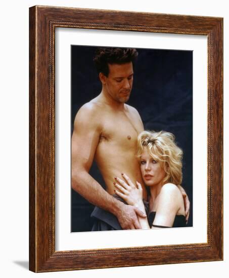 NINE 1/2 WEEKS, 1986 directed by ADRIAN LYNE Mickey Rourke and Kim Basinger (photo)-null-Framed Photo