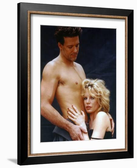 NINE 1/2 WEEKS, 1986 directed by ADRIAN LYNE Mickey Rourke and Kim Basinger (photo)-null-Framed Photo