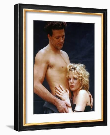 NINE 1/2 WEEKS, 1986 directed by ADRIAN LYNE Mickey Rourke and Kim Basinger (photo)-null-Framed Photo