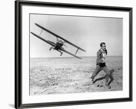 NORTH BY NORTHWEST, 1959 directed by ALFRED HITCHCOCK Cary Grant (b/w photo)-null-Framed Photo