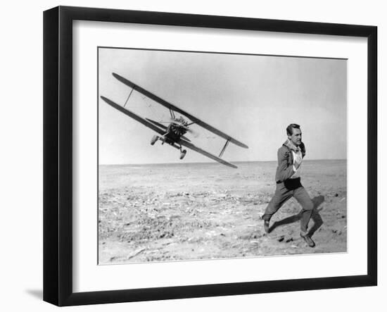 NORTH BY NORTHWEST, 1959 directed by ALFRED HITCHCOCK Cary Grant (b/w photo)-null-Framed Photo